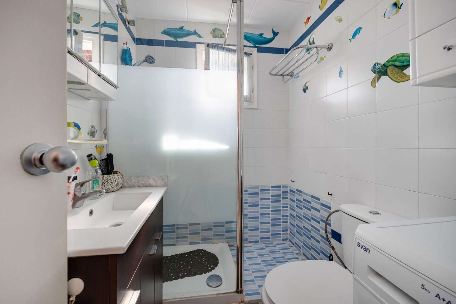 ACOGEDORA VIVIENDA PAREADA CON AMPLIO JARDÍN Y EXCELENTE UBICACIÓN EN LA FLORIDA, ORIHUELA COSTA