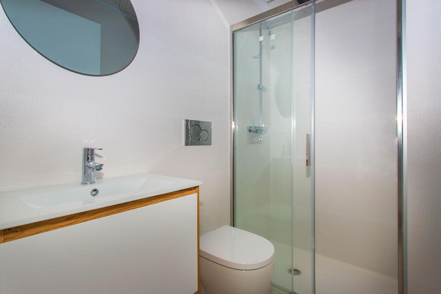 全新的转角公寓,现代风格,位于托雷维耶哈最好的地区,位于带日光浴室游泳池和海景的优雅住宅内