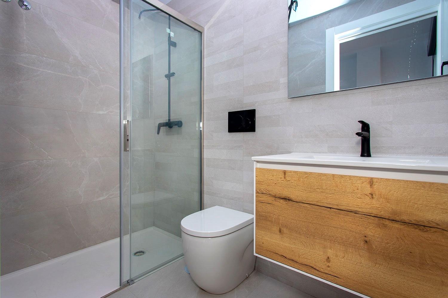 全新的转角公寓,现代风格,位于托雷维耶哈最好的地区,位于带日光浴室游泳池和海景的优雅住宅内