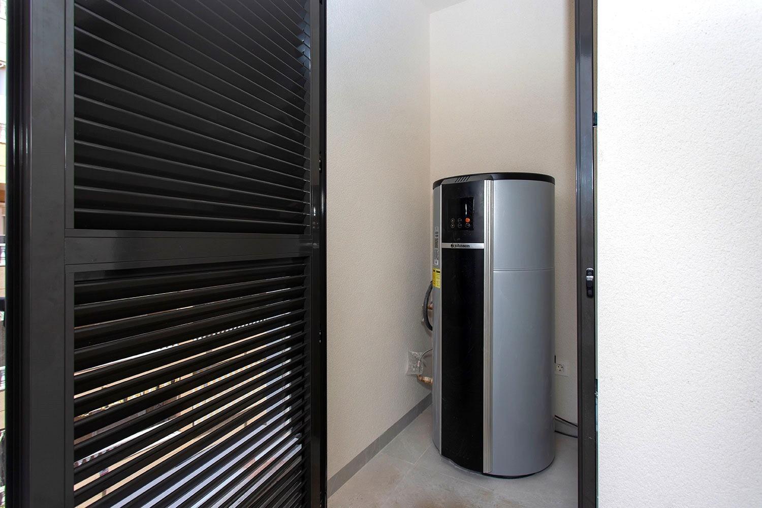 全新的转角公寓,现代风格,位于托雷维耶哈最好的地区,位于带日光浴室游泳池和海景的优雅住宅内