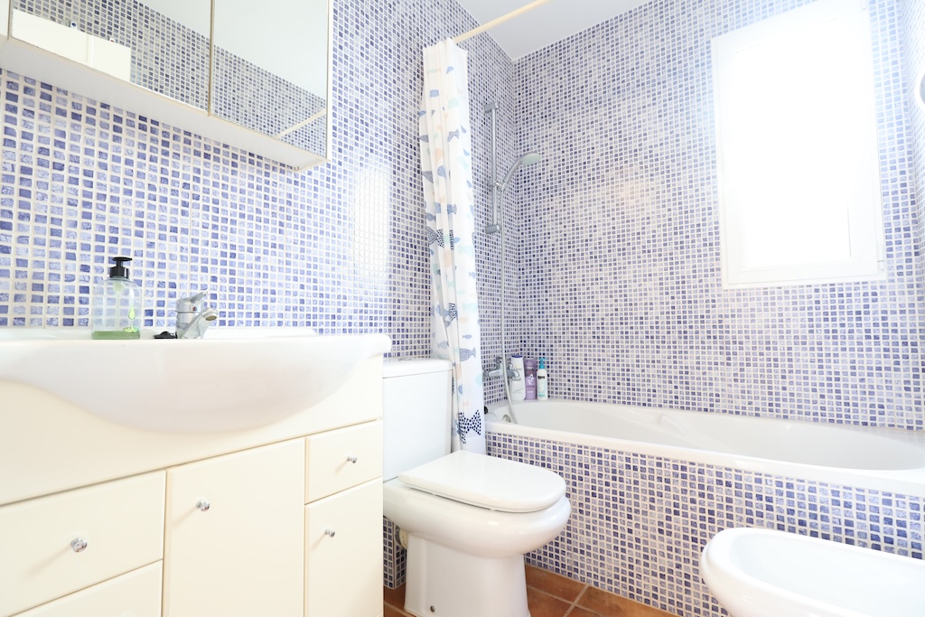 迷人的伊维萨岛风格转角半独立式别墅,位于 LOMAS DE CAMPOAMOR,可欣赏海景,朝南