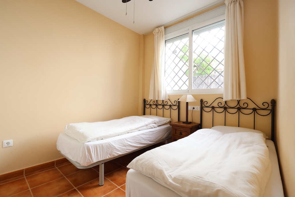 迷人的伊维萨岛风格转角半独立式别墅,位于 LOMAS DE CAMPOAMOR,可欣赏海景,朝南