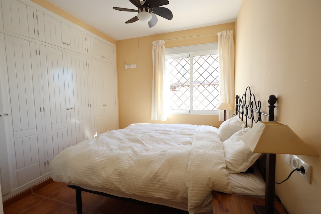 迷人的伊维萨岛风格转角半独立式别墅,位于 LOMAS DE CAMPOAMOR,可欣赏海景,朝南