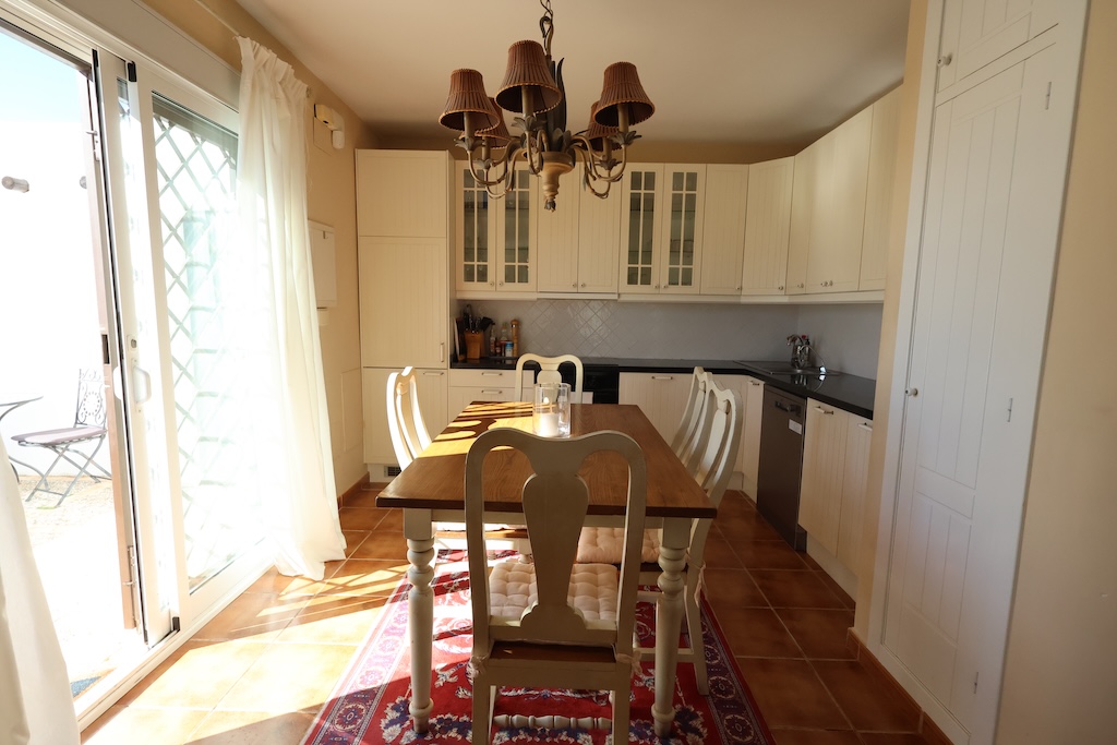 迷人的伊维萨岛风格转角半独立式别墅,位于 LOMAS DE CAMPOAMOR,可欣赏海景,朝南