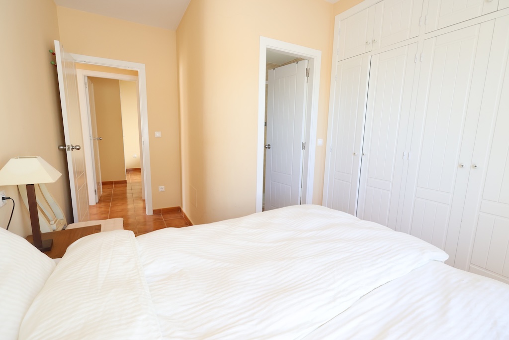 迷人的伊维萨岛风格转角半独立式别墅,位于 LOMAS DE CAMPOAMOR,可欣赏海景,朝南