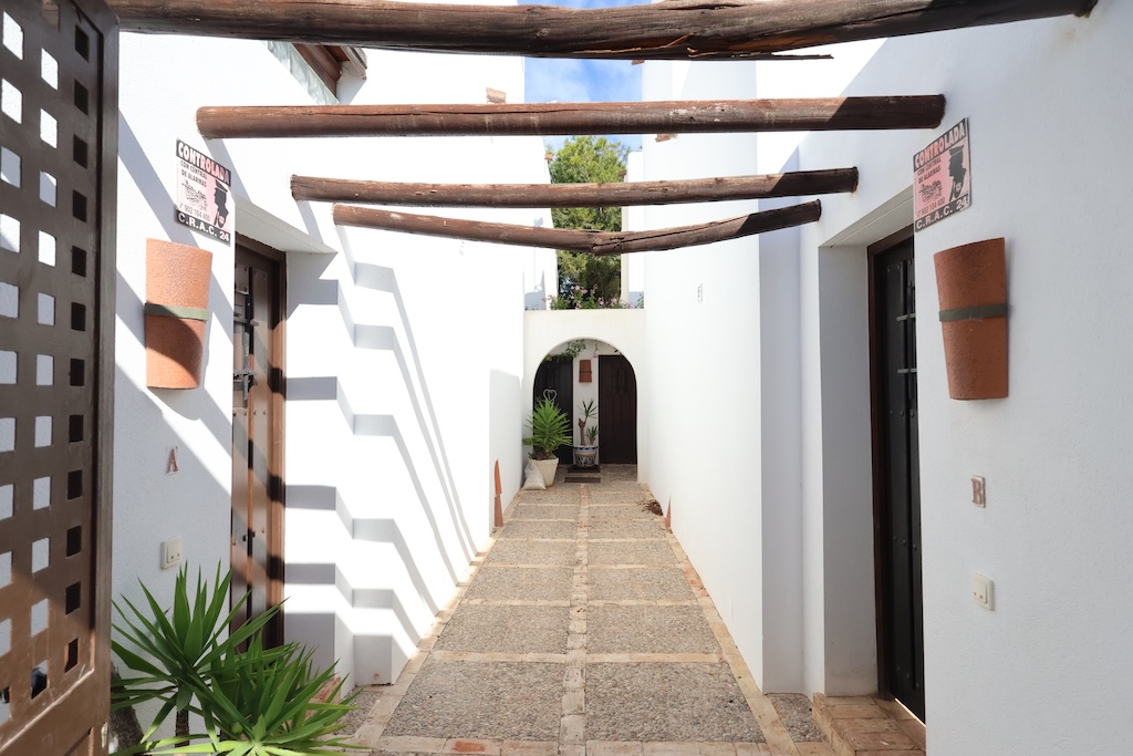 迷人的伊维萨岛风格转角半独立式别墅,位于 LOMAS DE CAMPOAMOR,可欣赏海景,朝南