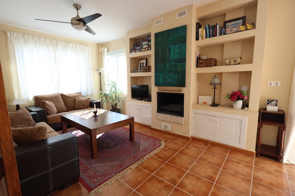 迷人的伊维萨岛风格转角半独立式别墅,位于 LOMAS DE CAMPOAMOR,可欣赏海景,朝南