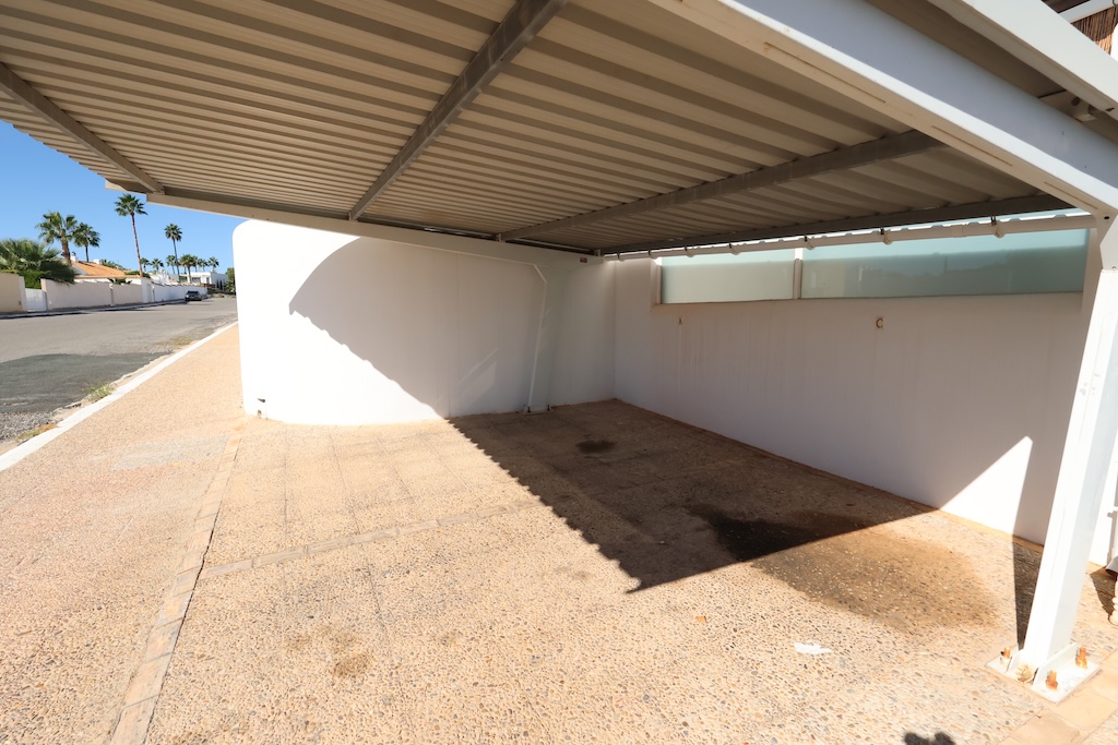 迷人的伊维萨岛风格转角半独立式别墅,位于 LOMAS DE CAMPOAMOR,可欣赏海景,朝南