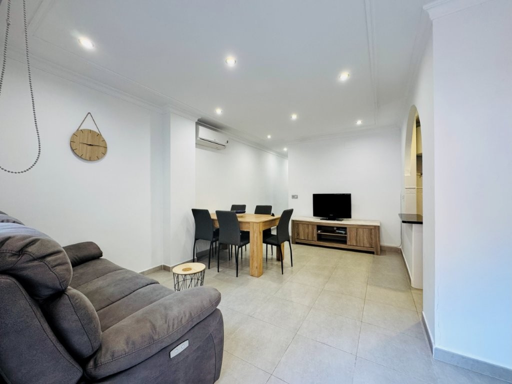 城市化 ALANIS——靠近海滩的舒适房屋,设有公共游泳池和私人车库空间