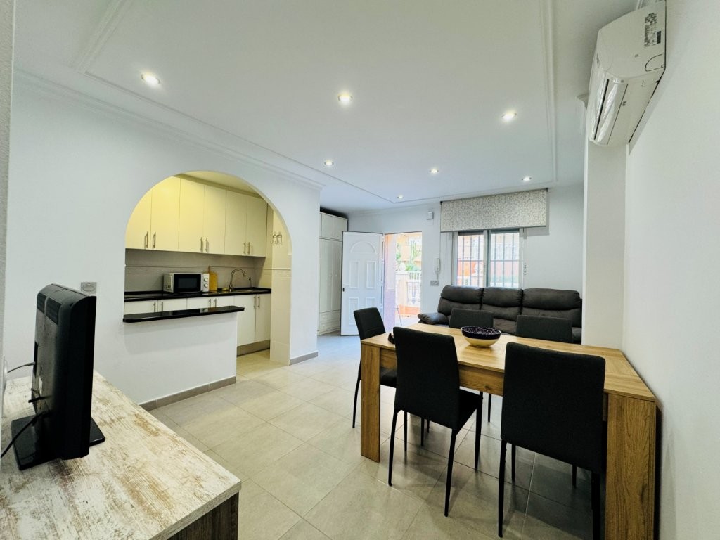 城市化 ALANIS——靠近海滩的舒适房屋,设有公共游泳池和私人车库空间