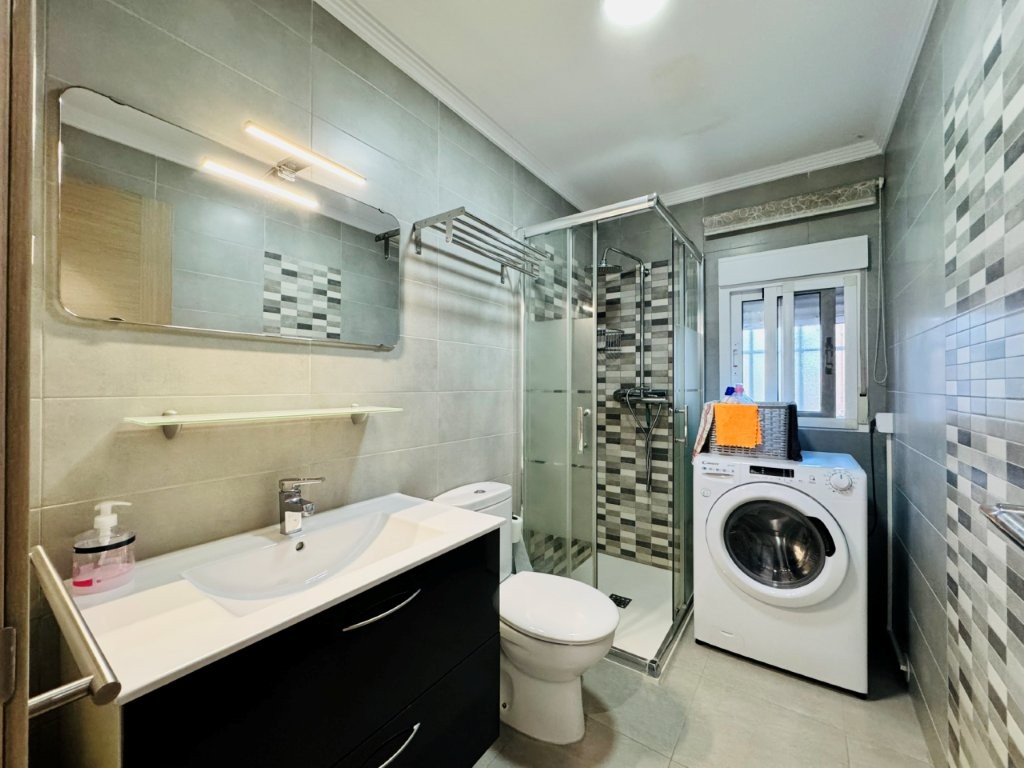 城市化 ALANIS——靠近海滩的舒适房屋,设有公共游泳池和私人车库空间