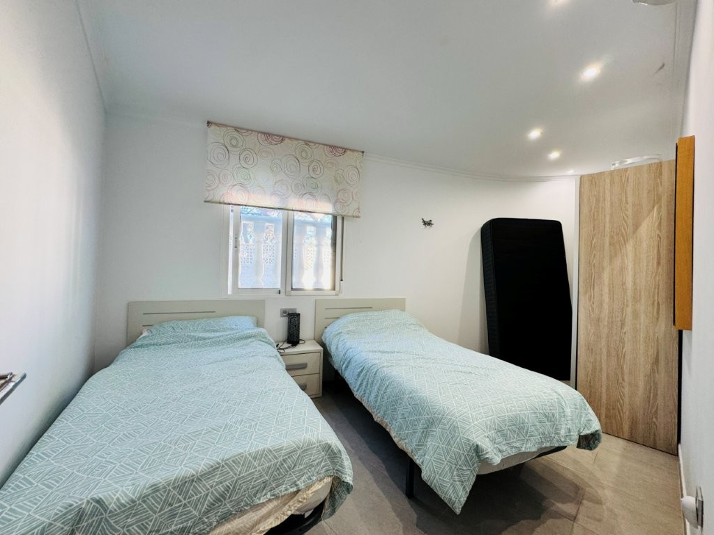 城市化 ALANIS——靠近海滩的舒适房屋,设有公共游泳池和私人车库空间