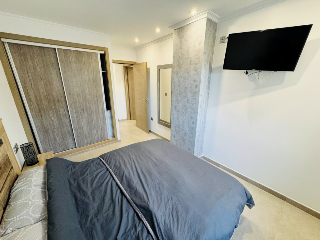 城市化 ALANIS——靠近海滩的舒适房屋,设有公共游泳池和私人车库空间