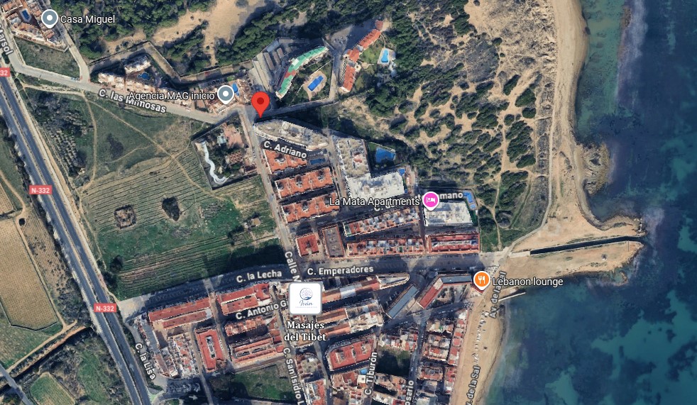 城市化 ALANIS——靠近海滩的舒适房屋,设有公共游泳池和私人车库空间