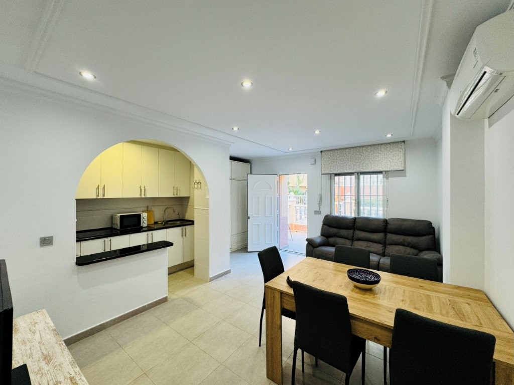 城市化 ALANIS——靠近海滩的舒适房屋,设有公共游泳池和私人车库空间