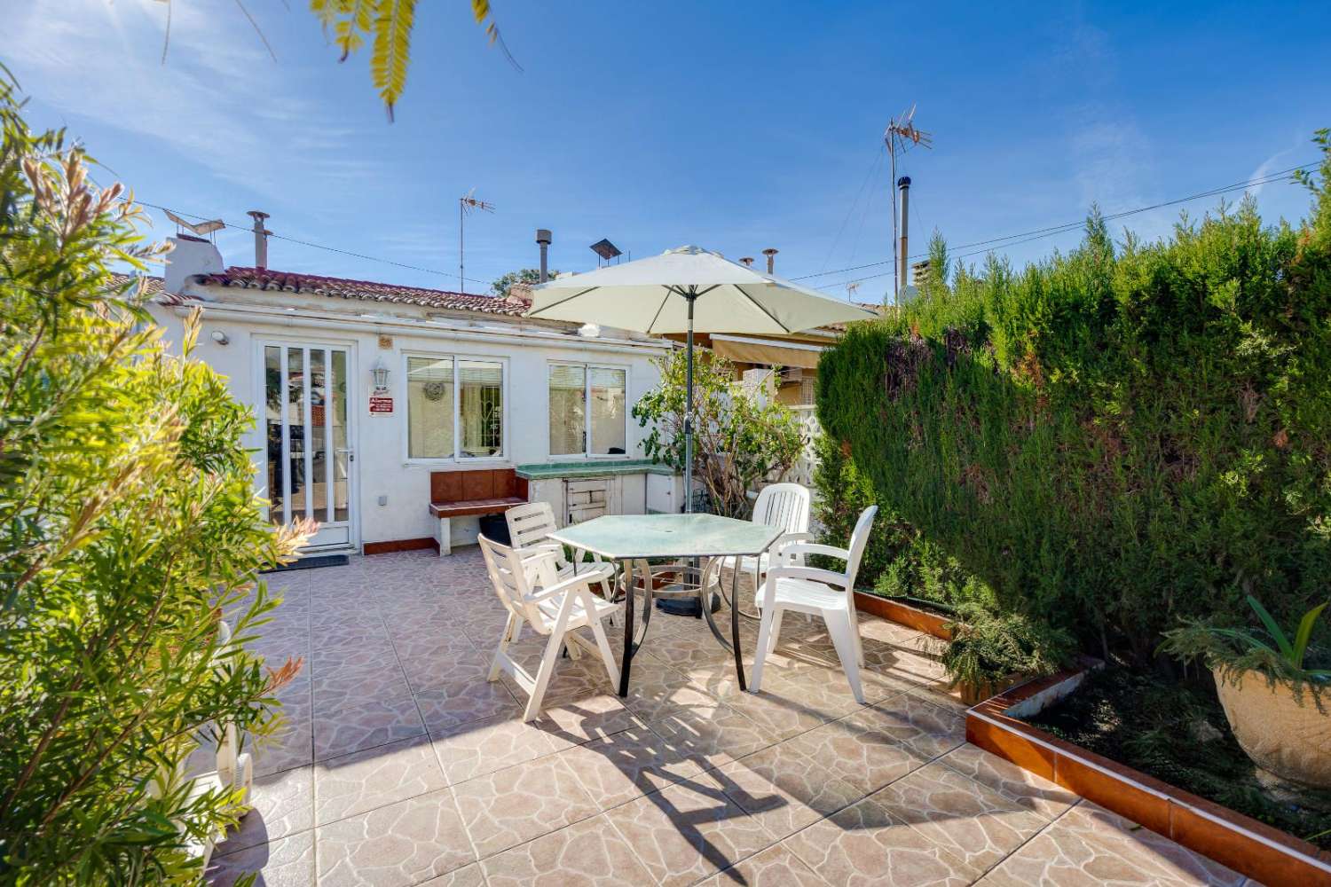 靠近海滩的迷人半独立式住宅