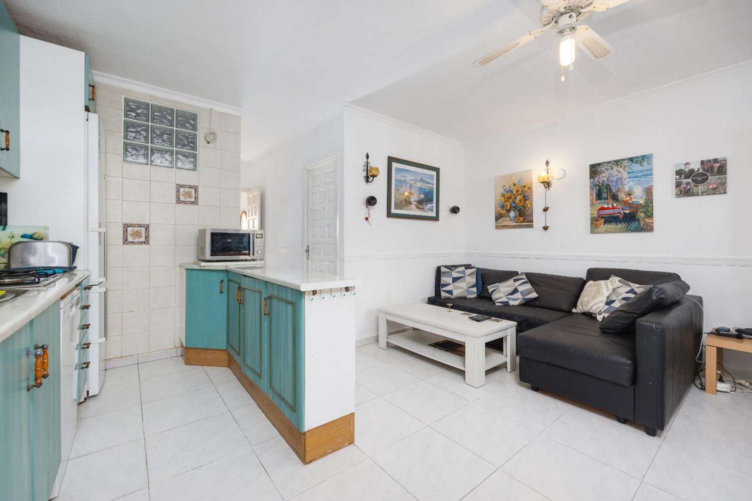 靠近海滩的迷人半独立式住宅