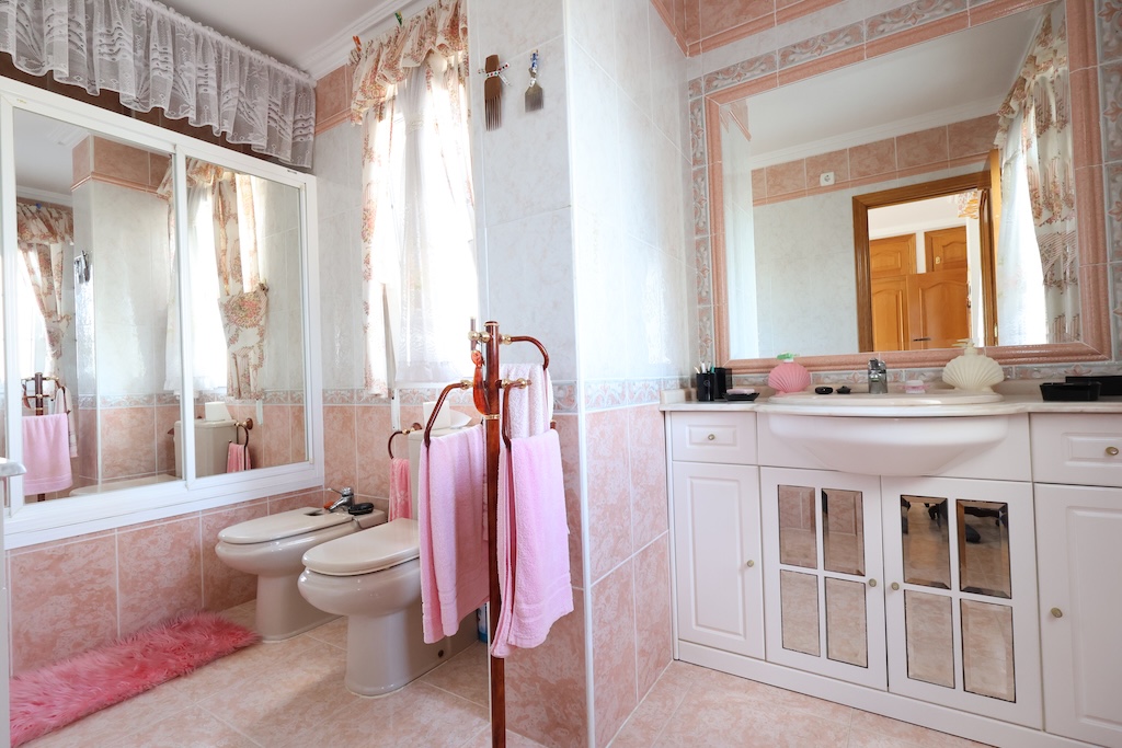 SAMOSTATNĚ STOJÍCÍ VILA V LAS FILIPINAS S POZEMKEM 1 514 M² A SOUKROMÝM BAZÉNEM