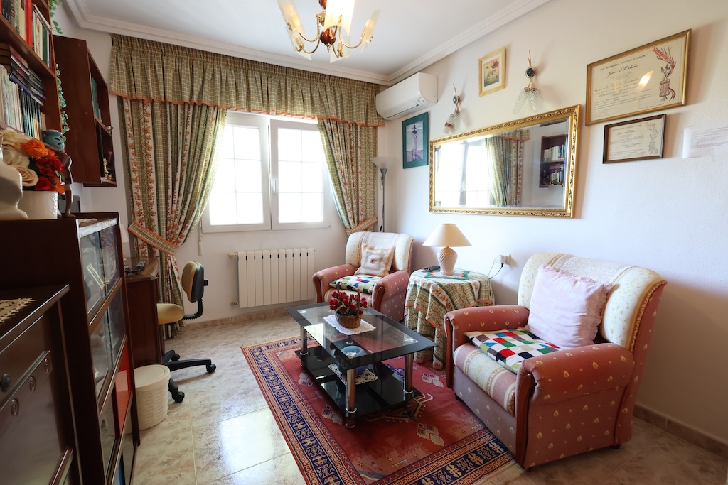 SAMOSTATNĚ STOJÍCÍ VILA V LAS FILIPINAS S POZEMKEM 1 514 M² A SOUKROMÝM BAZÉNEM