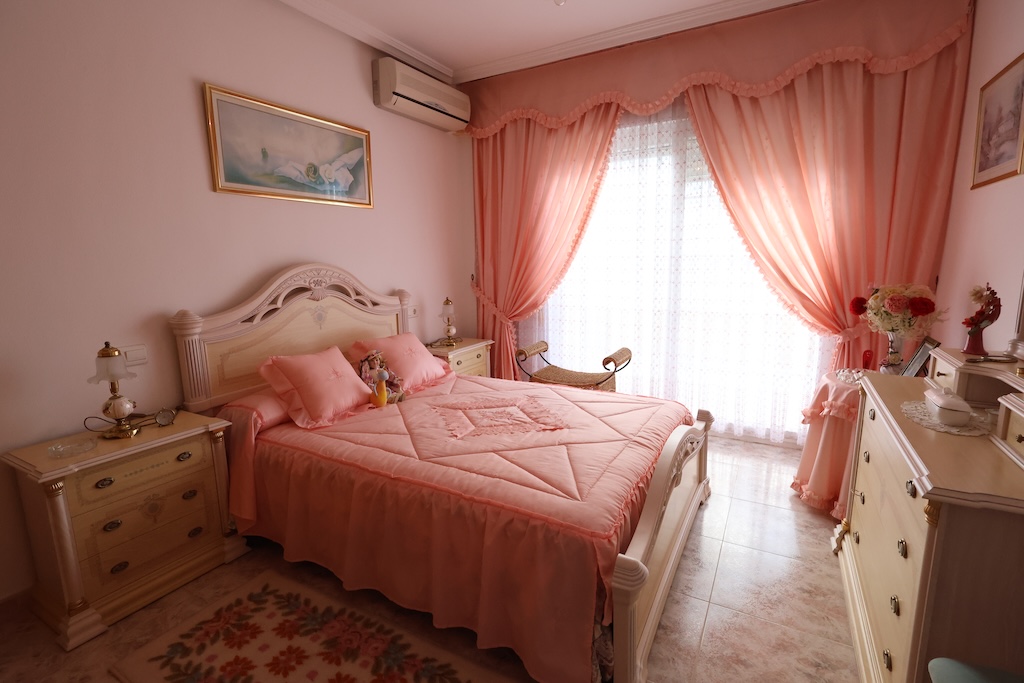 SAMOSTATNĚ STOJÍCÍ VILA V LAS FILIPINAS S POZEMKEM 1 514 M² A SOUKROMÝM BAZÉNEM