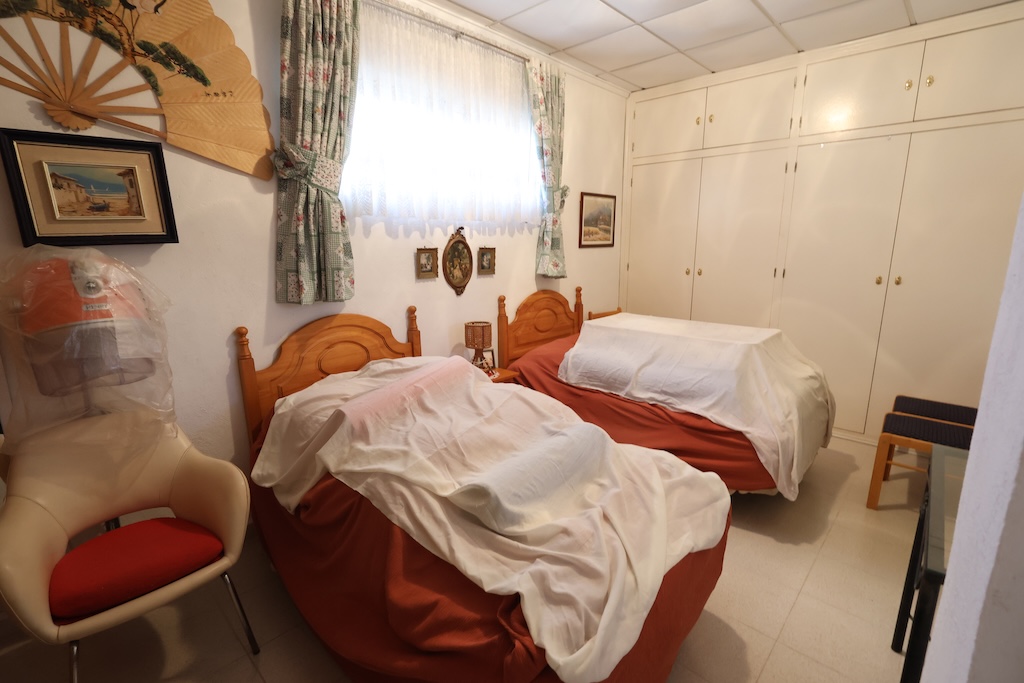 SAMOSTATNĚ STOJÍCÍ VILA V LAS FILIPINAS S POZEMKEM 1 514 M² A SOUKROMÝM BAZÉNEM