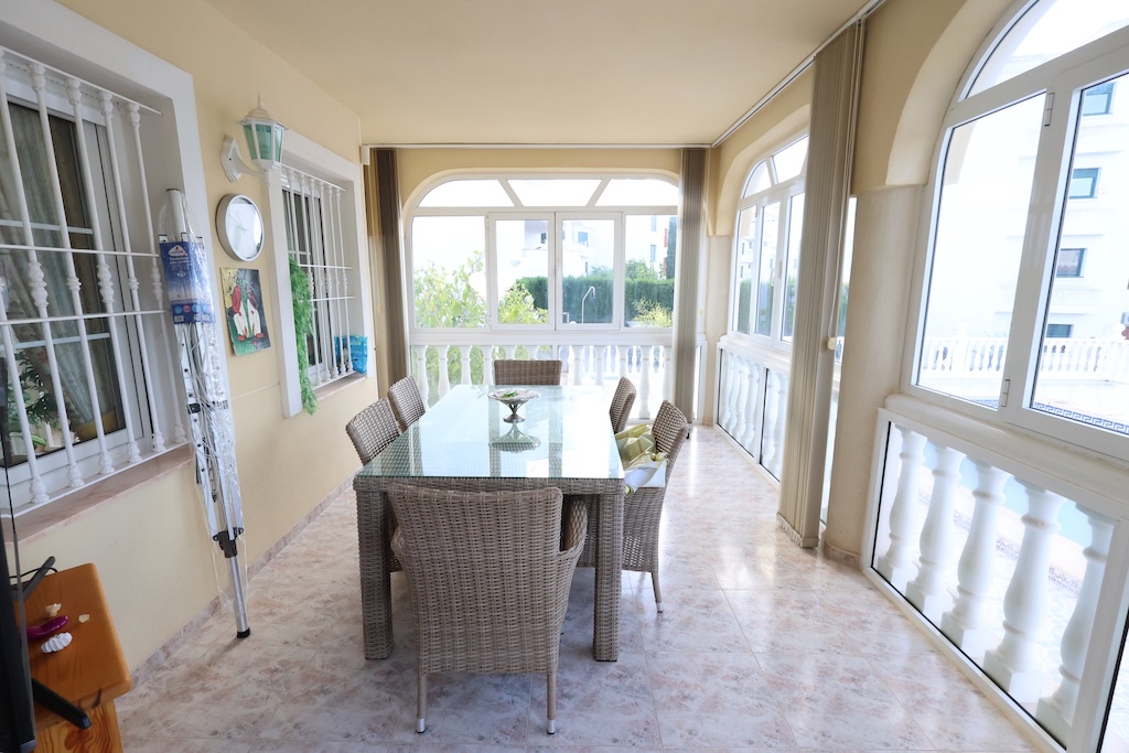 SAMOSTATNĚ STOJÍCÍ VILA V LAS FILIPINAS S POZEMKEM 1 514 M² A SOUKROMÝM BAZÉNEM