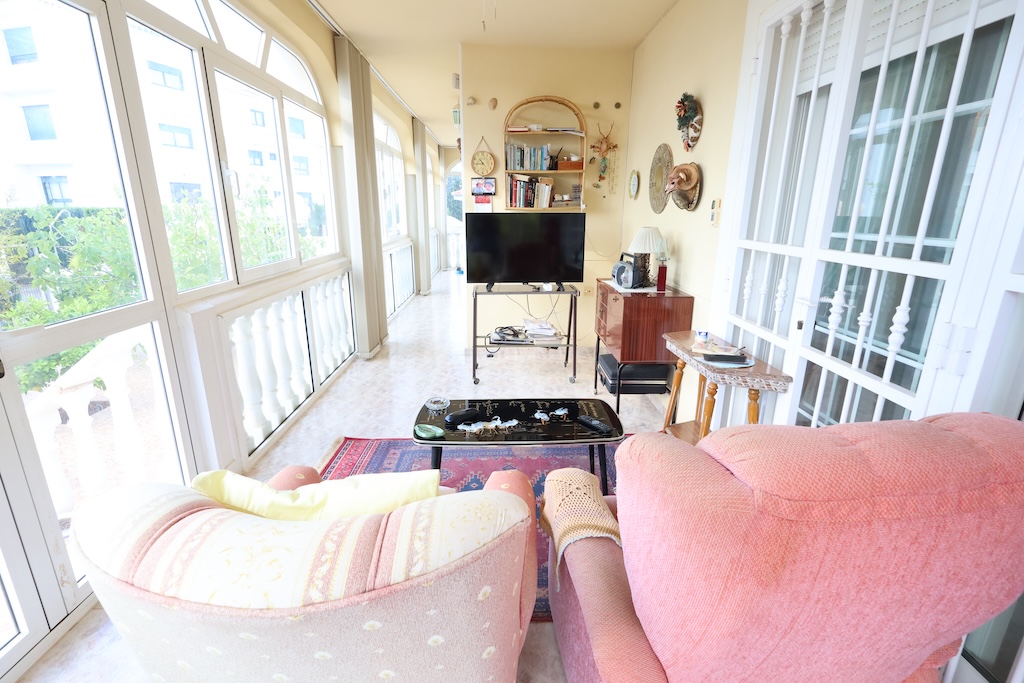 SAMOSTATNĚ STOJÍCÍ VILA V LAS FILIPINAS S POZEMKEM 1 514 M² A SOUKROMÝM BAZÉNEM