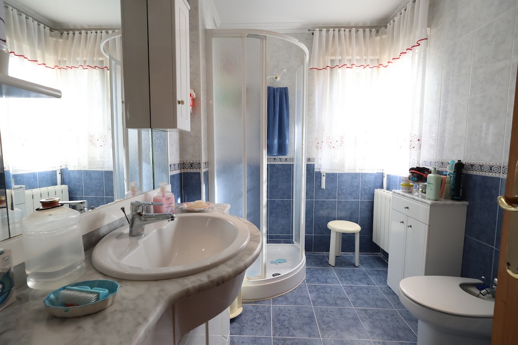 SAMOSTATNĚ STOJÍCÍ VILA V LAS FILIPINAS S POZEMKEM 1 514 M² A SOUKROMÝM BAZÉNEM