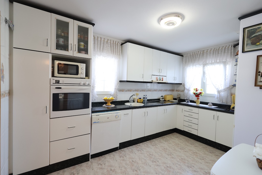 SAMOSTATNĚ STOJÍCÍ VILA V LAS FILIPINAS S POZEMKEM 1 514 M² A SOUKROMÝM BAZÉNEM