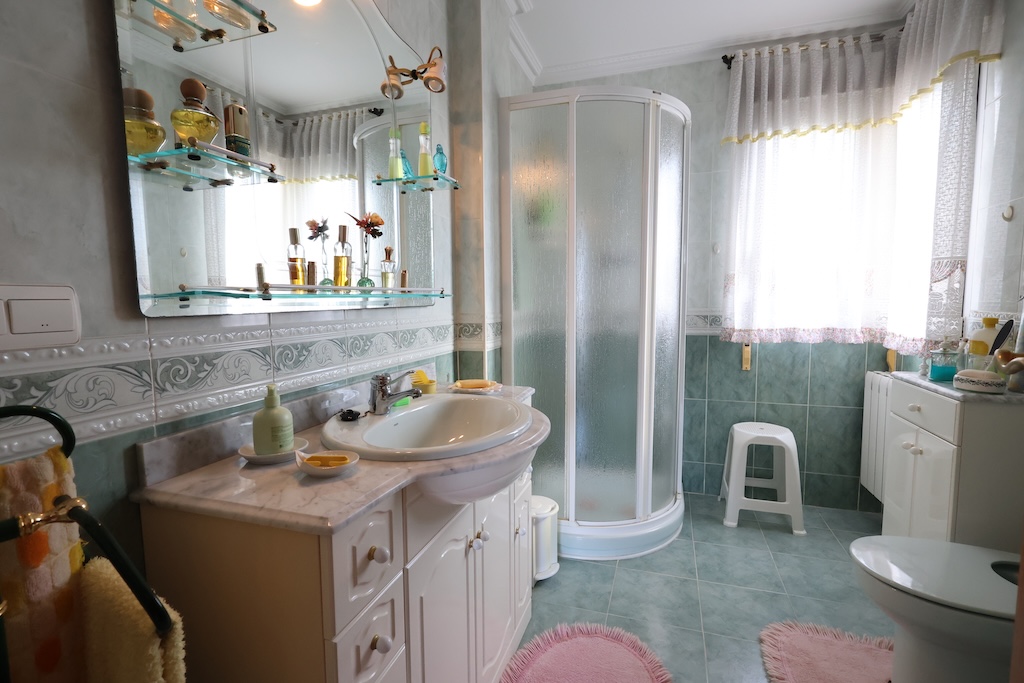 SAMOSTATNĚ STOJÍCÍ VILA V LAS FILIPINAS S POZEMKEM 1 514 M² A SOUKROMÝM BAZÉNEM