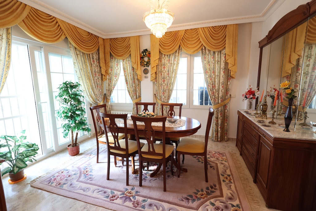 SAMOSTATNĚ STOJÍCÍ VILA V LAS FILIPINAS S POZEMKEM 1 514 M² A SOUKROMÝM BAZÉNEM