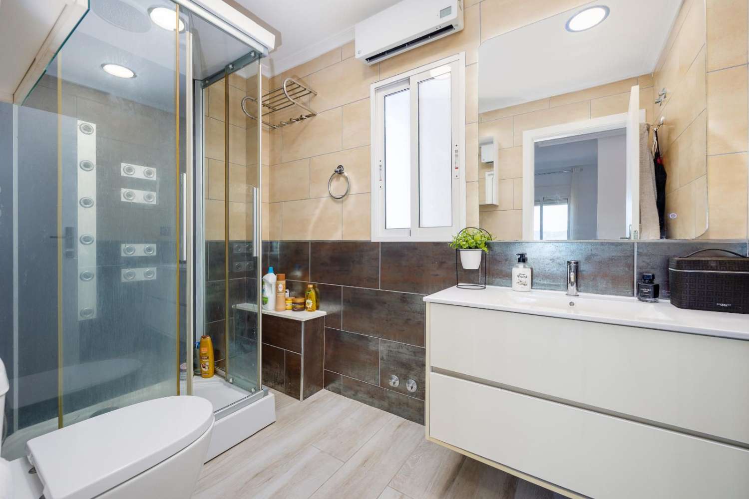 阿尔莫拉迪翻新的两居室顶层公寓——准备入住