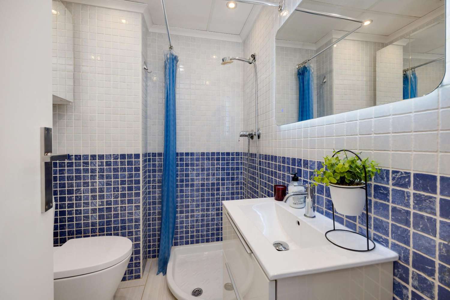 阿尔莫拉迪翻新的两居室顶层公寓——准备入住