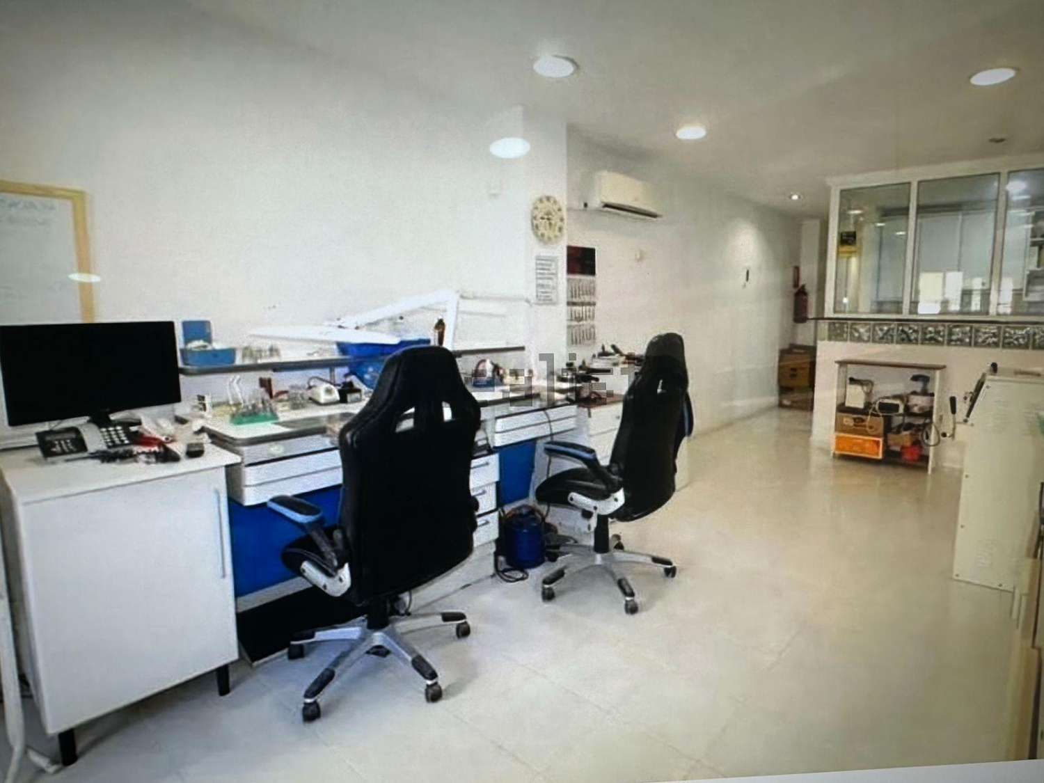 托雷维耶哈市中心宽敞的一楼公寓,配有两居室