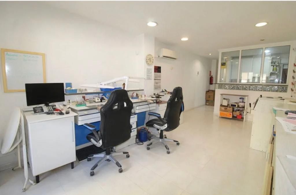 托雷维耶哈市中心宽敞的一楼公寓,配有两居室