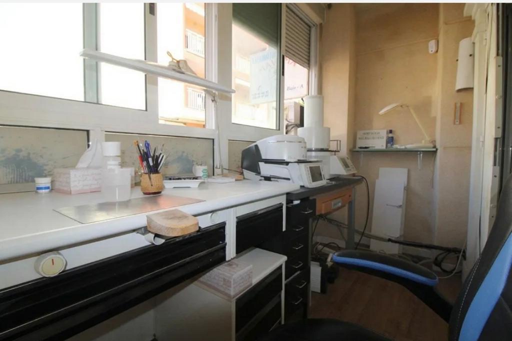 托雷维耶哈市中心宽敞的一楼公寓,配有两居室