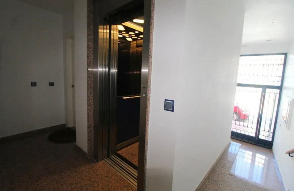 托雷维耶哈市中心宽敞的一楼公寓,配有两居室