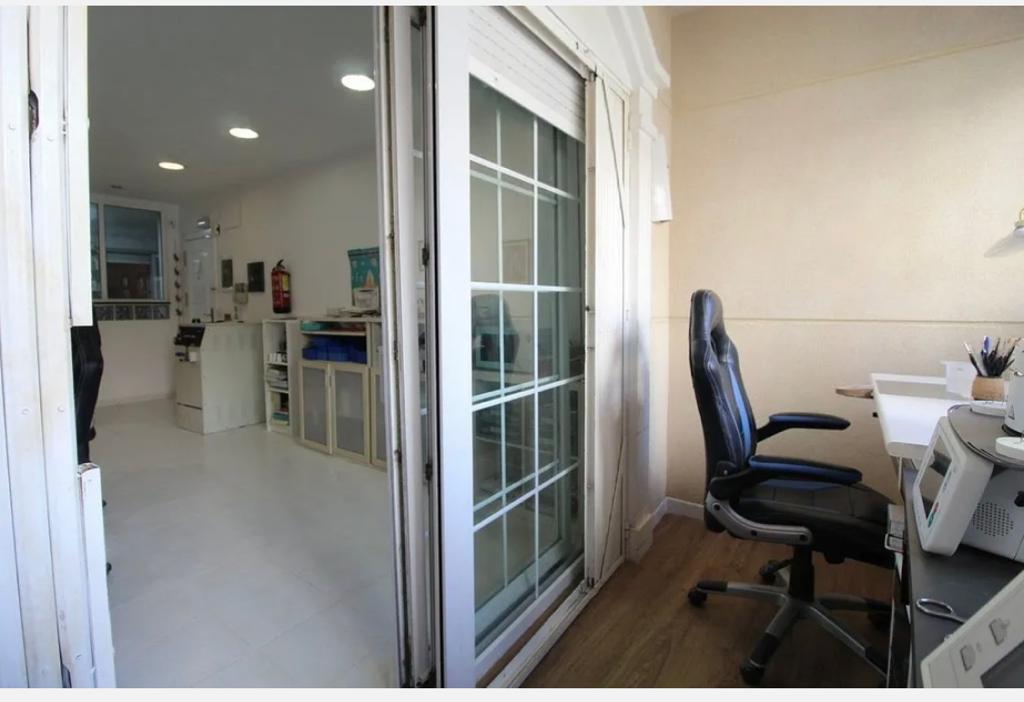 托雷维耶哈市中心宽敞的一楼公寓,配有两居室