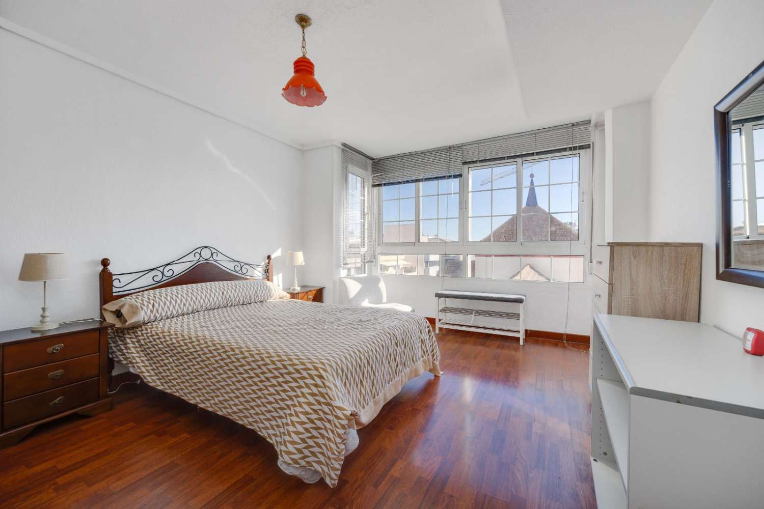 LUMINOSA VIVIENDA EN PLENO CENTRO DE TORREVIEJA