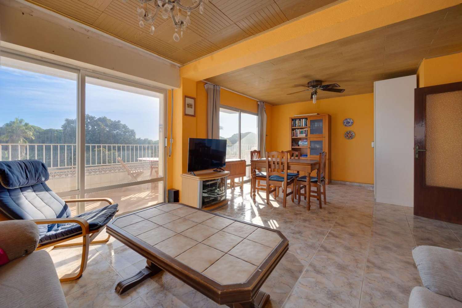 AMPLIO Y LUMINOSO PISO FRENTE A PARQUE NATURAL EN GUARDAMAR DEL SEGURA