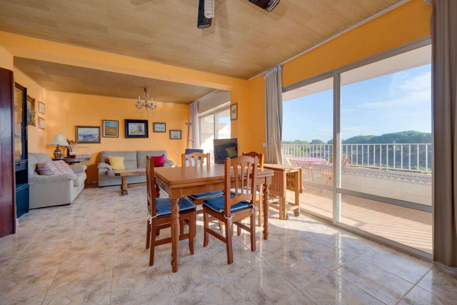 AMPLIO Y LUMINOSO PISO FRENTE A PARQUE NATURAL EN GUARDAMAR DEL SEGURA