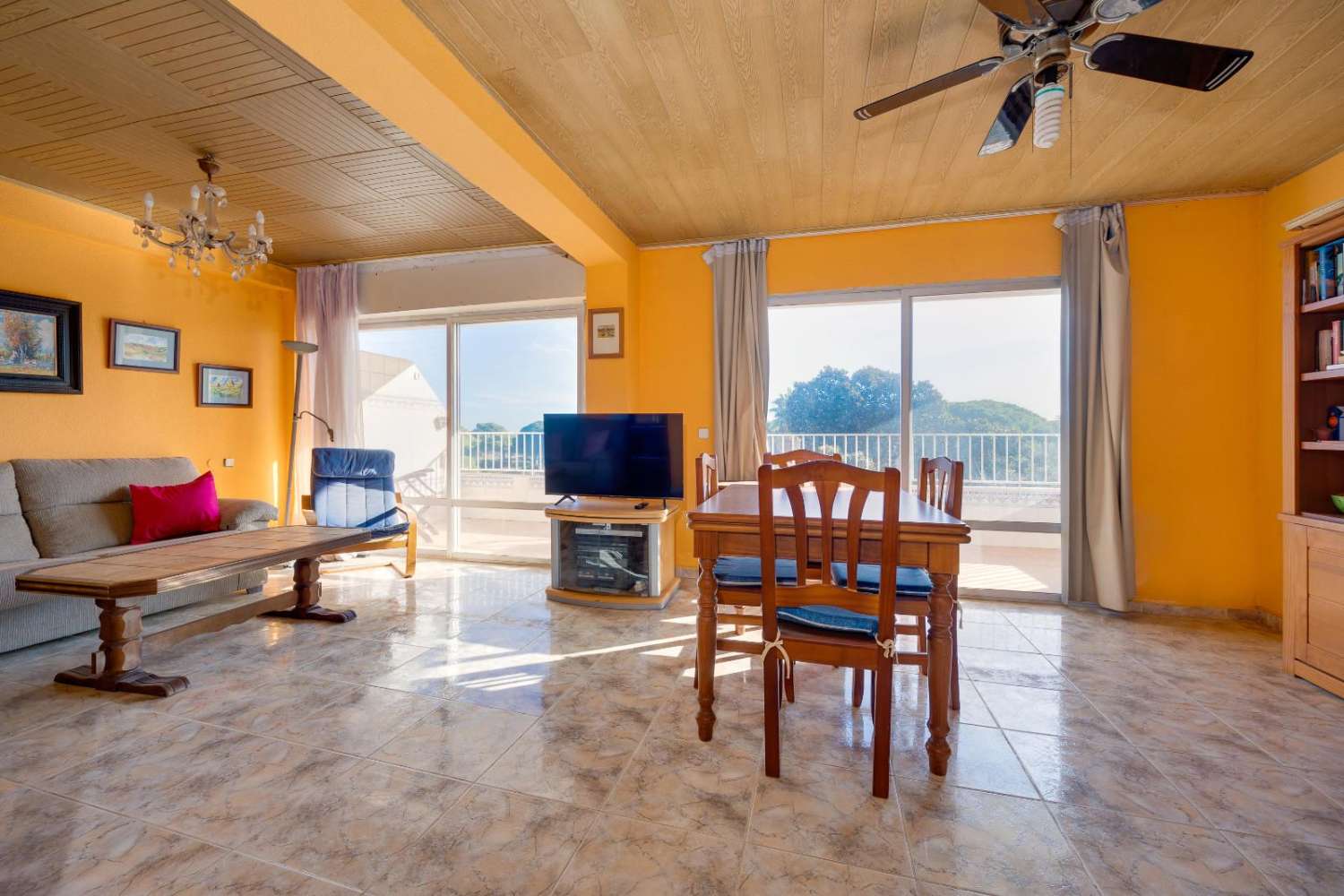 AMPLIO Y LUMINOSO PISO FRENTE A PARQUE NATURAL EN GUARDAMAR DEL SEGURA