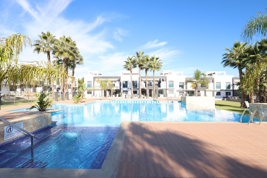 BUNGALOW EN PLANTA BAJA CON DOBLE JARDÍN Y ACCESO A PISCINA EN ZENIA BOULEVARD