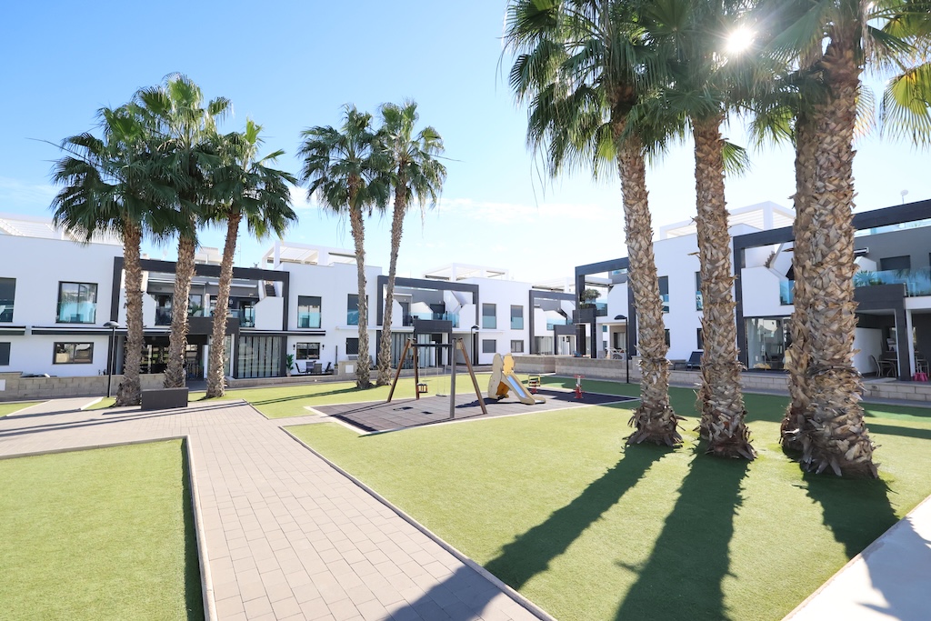 BUNGALOW EN PLANTA BAJA CON DOBLE JARDÍN Y ACCESO A PISCINA EN ZENIA BOULEVARD