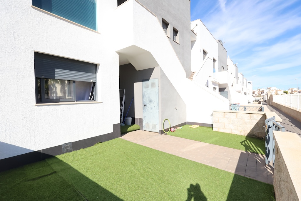 BUNGALOW EN PLANTA BAJA CON DOBLE JARDÍN Y ACCESO A PISCINA EN ZENIA BOULEVARD
