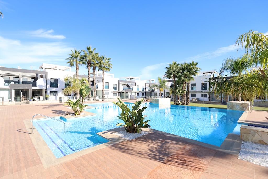 BUNGALOW EN PLANTA BAJA CON DOBLE JARDÍN Y ACCESO A PISCINA EN ZENIA BOULEVARD