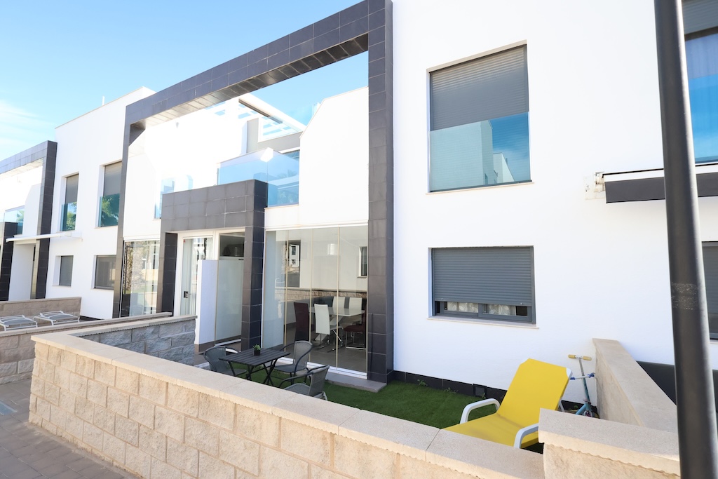 BUNGALOW EN PLANTA BAJA CON DOBLE JARDÍN Y ACCESO A PISCINA EN ZENIA BOULEVARD