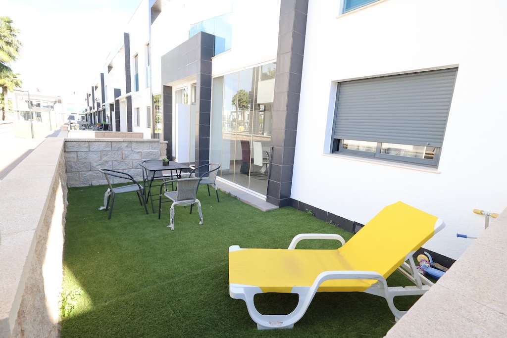 BUNGALOW EN PLANTA BAJA CON DOBLE JARDÍN Y ACCESO A PISCINA EN ZENIA BOULEVARD