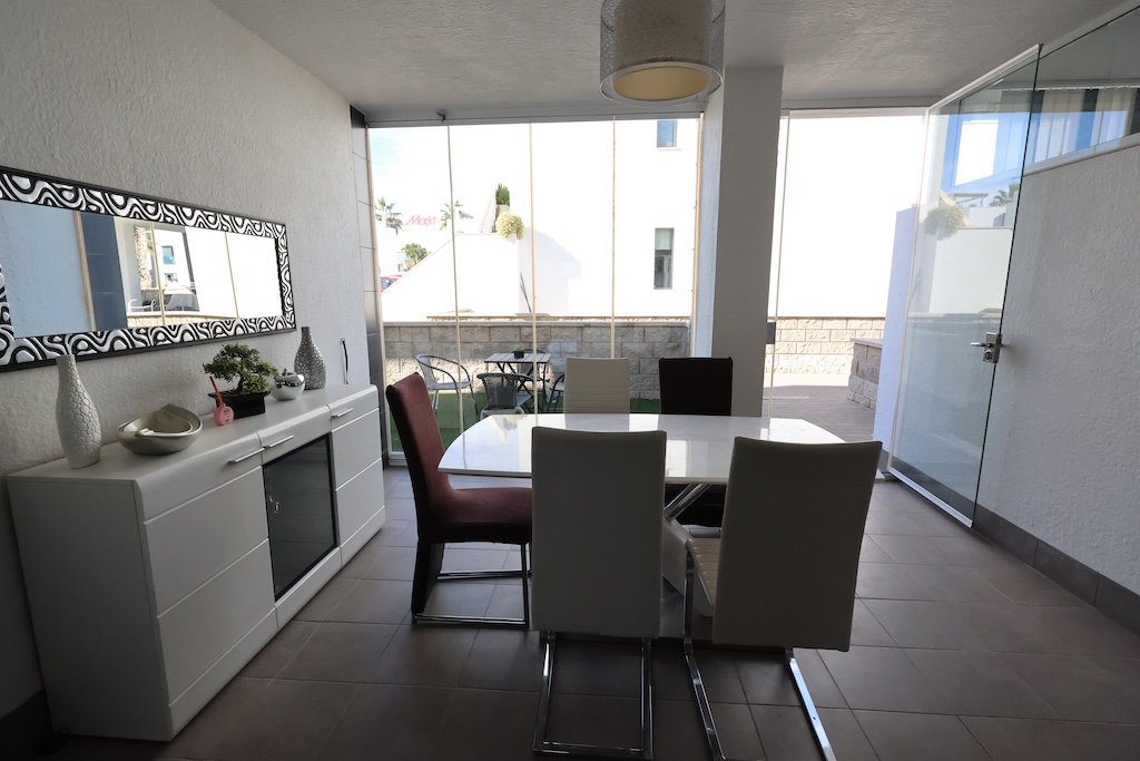 BUNGALOW EN PLANTA BAJA CON DOBLE JARDÍN Y ACCESO A PISCINA EN ZENIA BOULEVARD