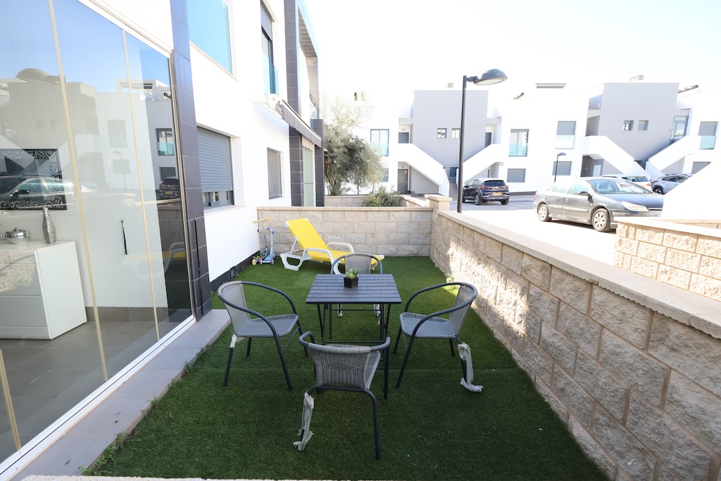 BUNGALOW EN PLANTA BAJA CON DOBLE JARDÍN Y ACCESO A PISCINA EN ZENIA BOULEVARD